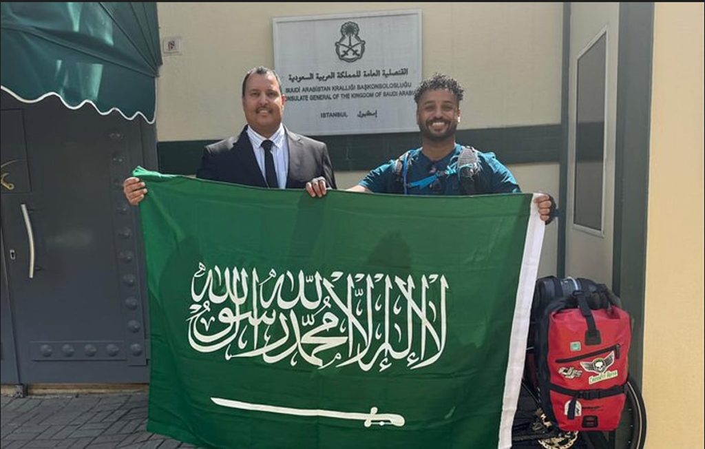القنصلية السعودية في إسطنبول تحتفل بانطلاق رحلة الكابتن حسن الشاوي بالدراجة الهوائية