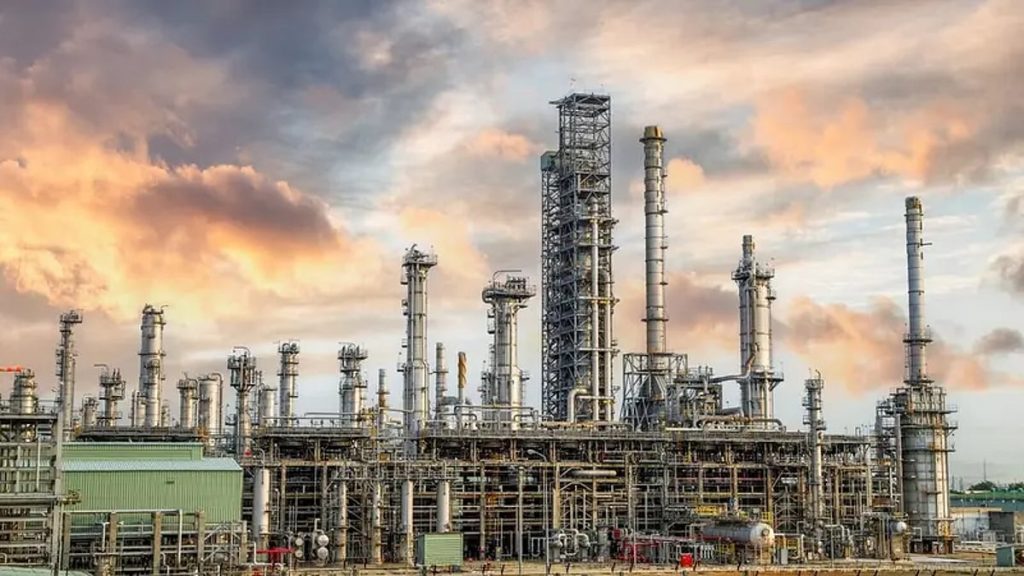 النفط يحافظ على مكاسبه بعد هجمات على منشآت طاقة روسية