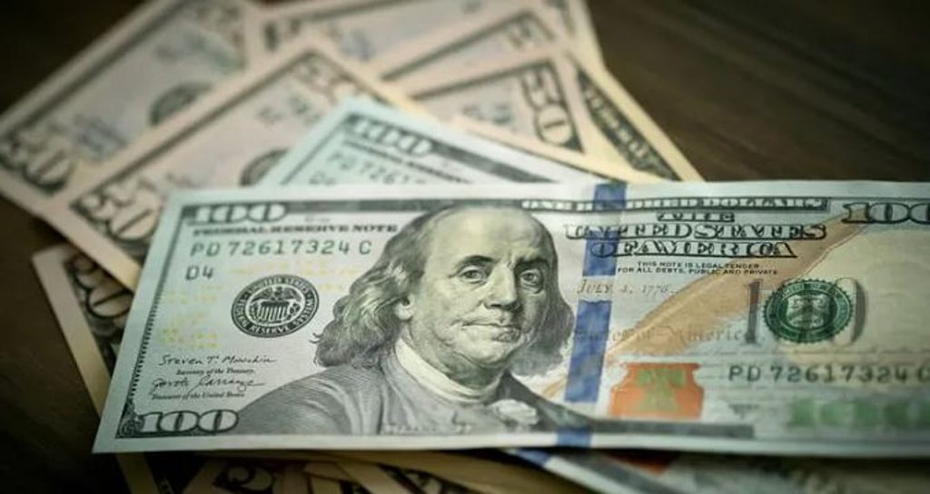 الدولار قرب أدنى مستوى في 4 سنوات.. وتوقعات بخفض أسعار الفائدة