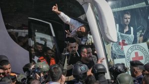 قوات إسرائيلية تطلق غازًا مسيلًا للدموع على صحفيين أثناء تغطية إطلاق سراح سجناء في الضفة