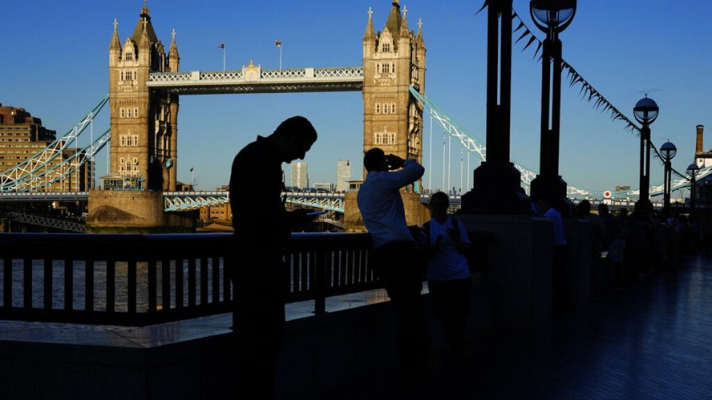 لندن في صدارة مدن أوروبا بسرقة الهواتف.. مداهمات تكشف شبكة دولية لتهريب الأجهزة إلى الخارج