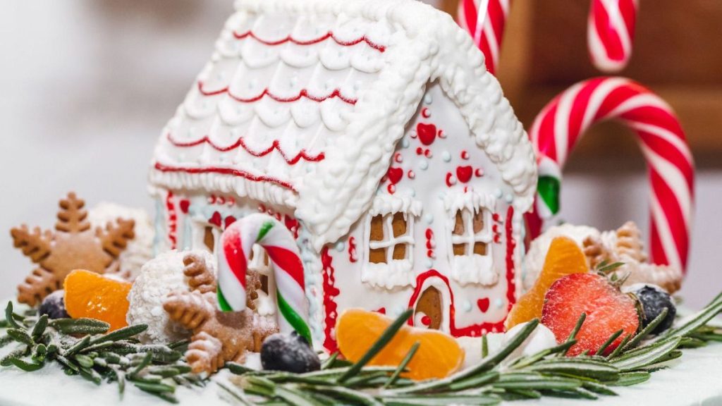 فيديو. مدينة كاينان تسجل رقماً قياسياً في تزيين بيوت خبز الزنجبيل الجماعية