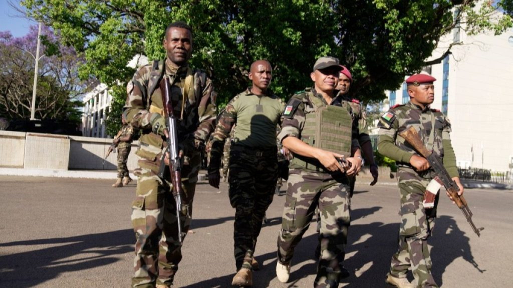 مدغشقر: وحدة النخبة في الجيش تعلن تولّي السلطة بعد فرار الرئيس راجويلينا