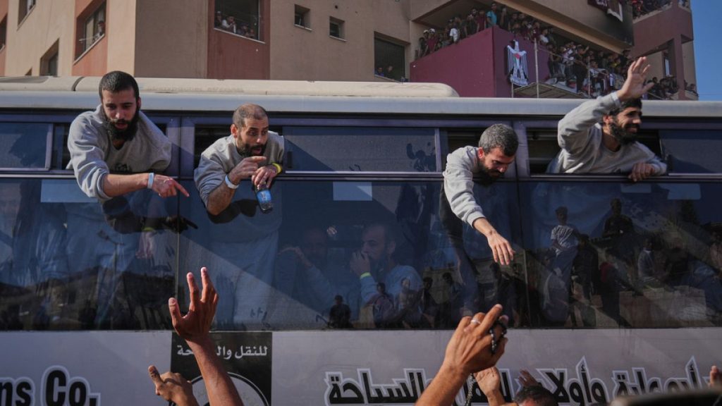 الغارديان: هكذا كانت ظروف اعتقال الأسرى الفلسطينيين المحررين