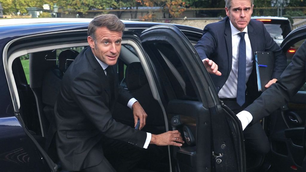 ماكرون يتشاور مع عدد من الأحزاب باستثناء التجمع الوطني وفرنسا الأبية لتشكيل حكومة