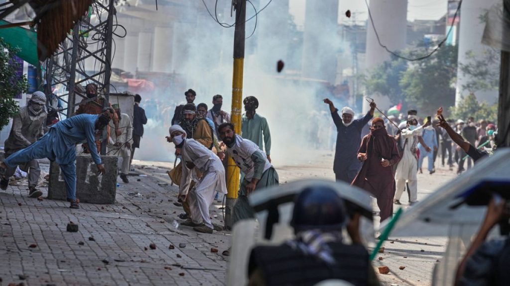 اتفاق غزة يشعل الشارع الباكستاني.. أنصار “حركة لبيك” يسيرون نحو إسلام آباد بعد مواجهات عنيفة أمس