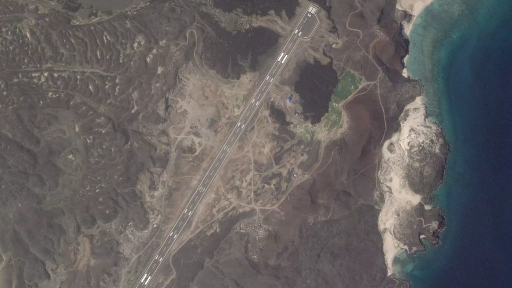 الأقمار الصناعية تكشف عن مشروع جديد لمهبط طائرات في جزيرة زقر قبالة اليمن.. ما علاقة الإمارات؟