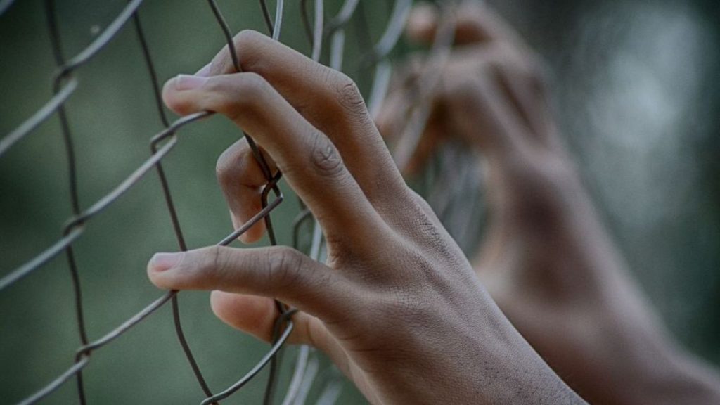 الجزائر تحدد موعد استئناف محاكمة الصحافي كريستوف غليز و”مراسلون بلا حدود” تجدد دعوتها للإفراج عنه