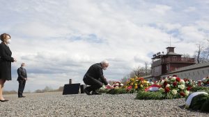 امرأة تدفن والدتها الناجية من الهولوكوست في الفناء لاستمرار تلقي مستحقاتها المالية