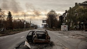 فيديو. متطوعون يجلون المدنيين من كوستيانتينيفكا التي مزقتها الحرب