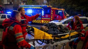 هجوم روسي واسع يغرق كييف في الظلام ويخلّف إصابات وحريقًا في مبنى سكني