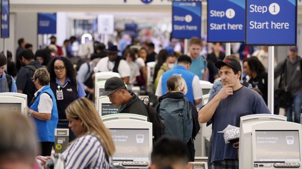 تحذيرات من حدوث اضطرابات في المطارات الأمريكية مع استمرار الإغلاق الحكومي للأسبوع الرابع