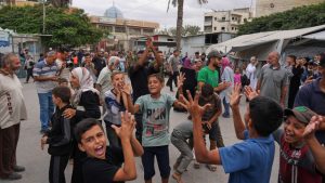 بالصور – هكذا تفاعل سكان غزة مع بدء سريان وقف إطلاق النار