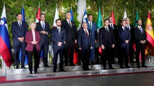 قمة MED9 تدعو إلى تنفيذ اتفاق غزة: حل الدولتين هو السبيل للاستقرار في المنطقة