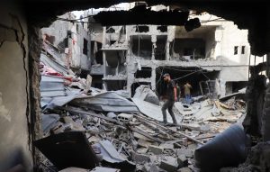 وسط مفاوضات القاهرة.. تصعيد إسرائيلي في غزة يتحدّى «خطة ترمب» للسلام