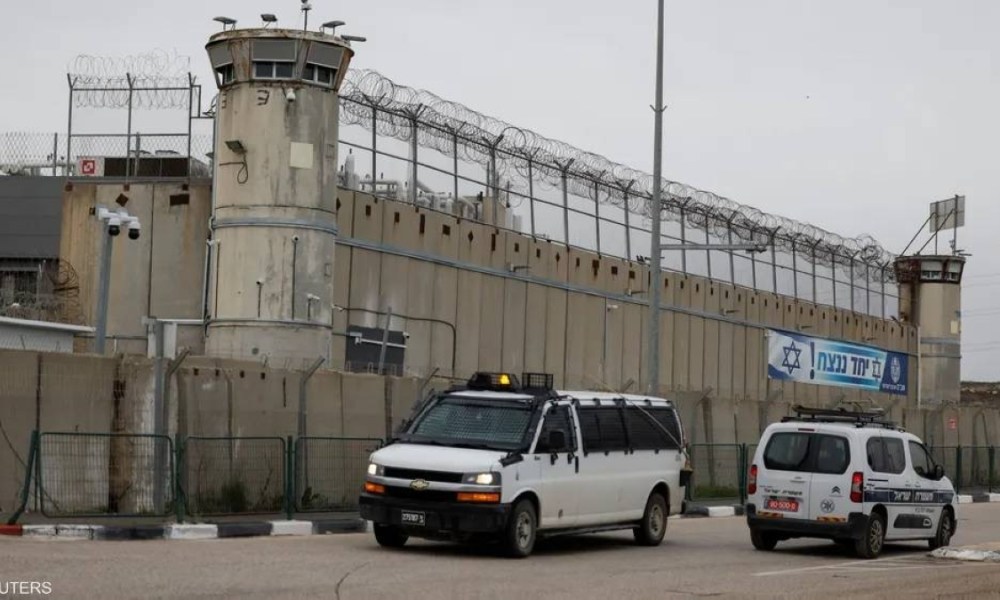 إسرائيل تبدأ نقل الأسرى الفلسطينيين لصفقة تبادل قريبة