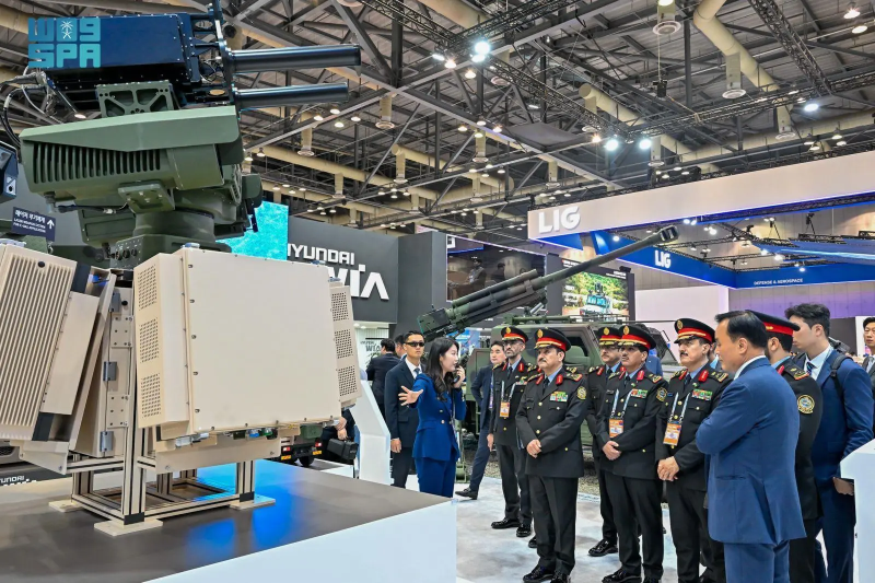 رئيس الجهاز العسكري بوزارة الحرس الوطني يزور معرض ADEX 2025