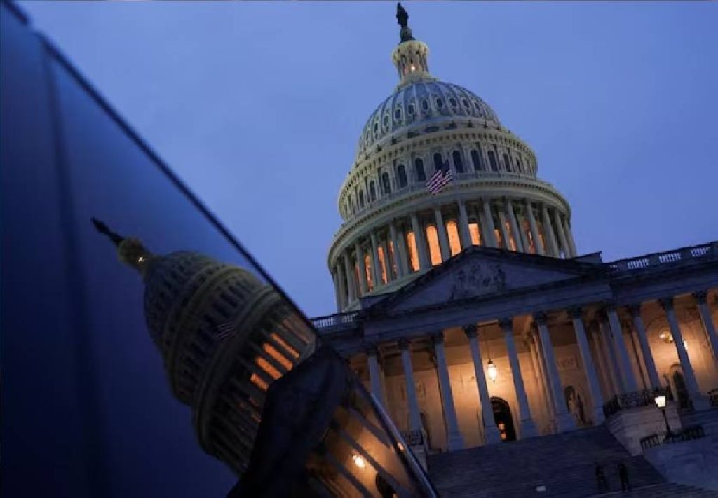 واشنطن في مأزق.. إغلاق حكومي يلوح وسط تهديدات ترمب بالفصل الجماعي