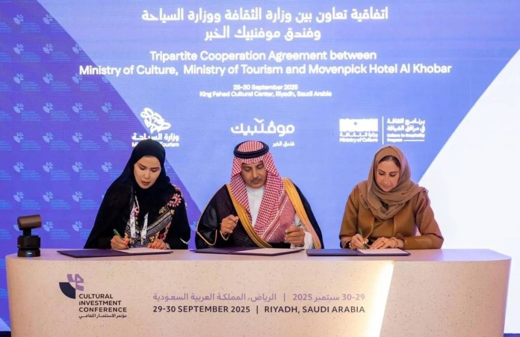 وزارتا الثقافة والسياحة توقّعان اتفاقية تعاون لإدراج المحتوى الثقافي في عددٍ من الفنادق بالمملكة