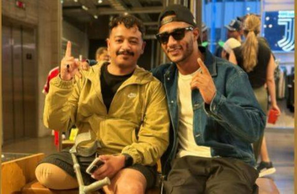 محمد رمضان يهدي شاباً سعودياً من ذوي الهمم دعوة لحضور حفله في نيويورك