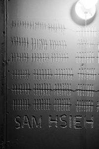 تيشينغ هسيه.. فنان عاش في قفص لمدة عام