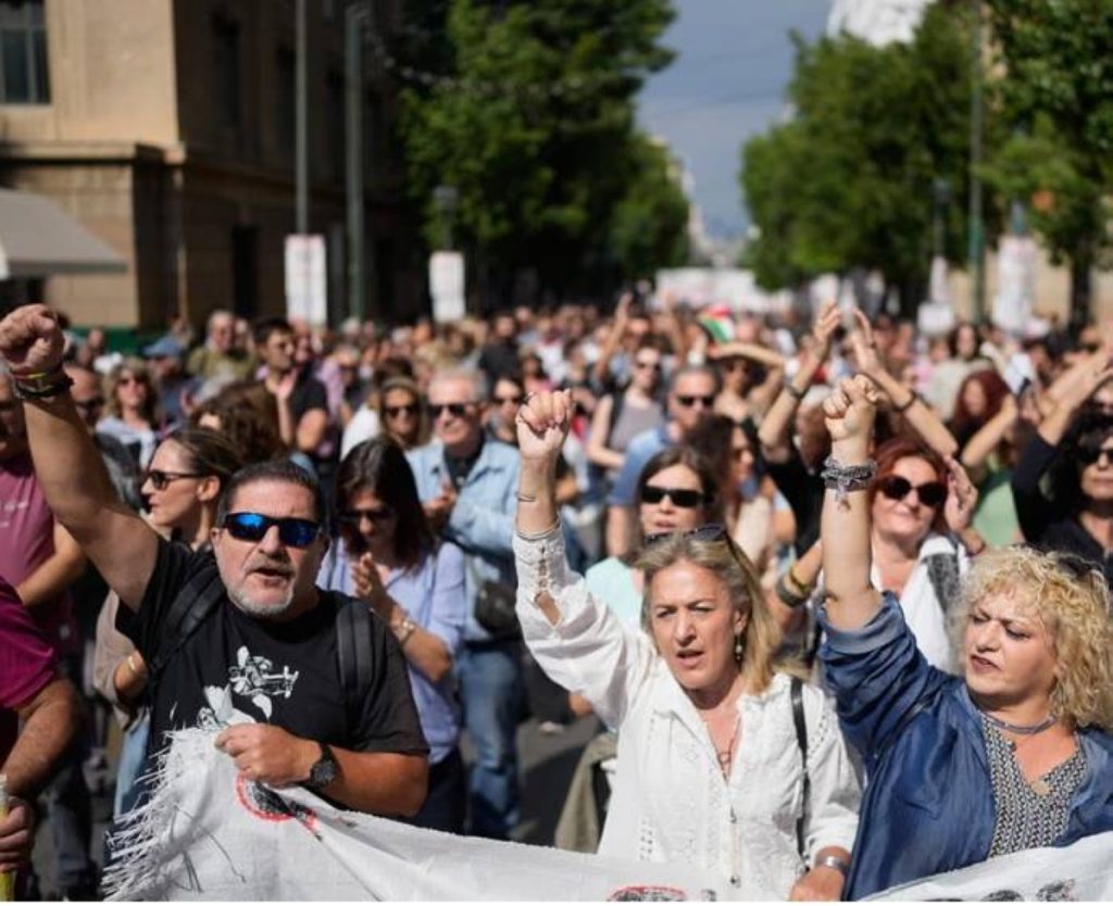 «لسنا آلات!».. احتجاجات في اليونان ضد تمديد العمل إلى 13 ساعة