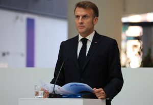 الرئيس الفرنسي يحذر من السماح للأسطول الروسي بتصدير النفط