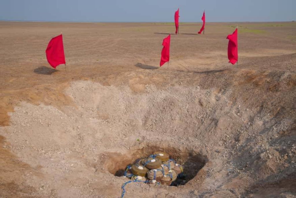 «مسام» يتلف 3977 لغماً وقنبلة ومخلفات حربية في باب المندب