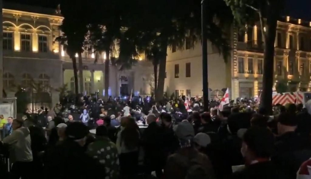 محتجون يحاصرون القصر الرئاسي في جورجيا