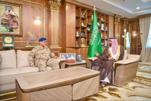 أمير جازان يبحث عمل قطاعات ووحدات القوات المسلحة مع قائد المنطقة الجنوبية