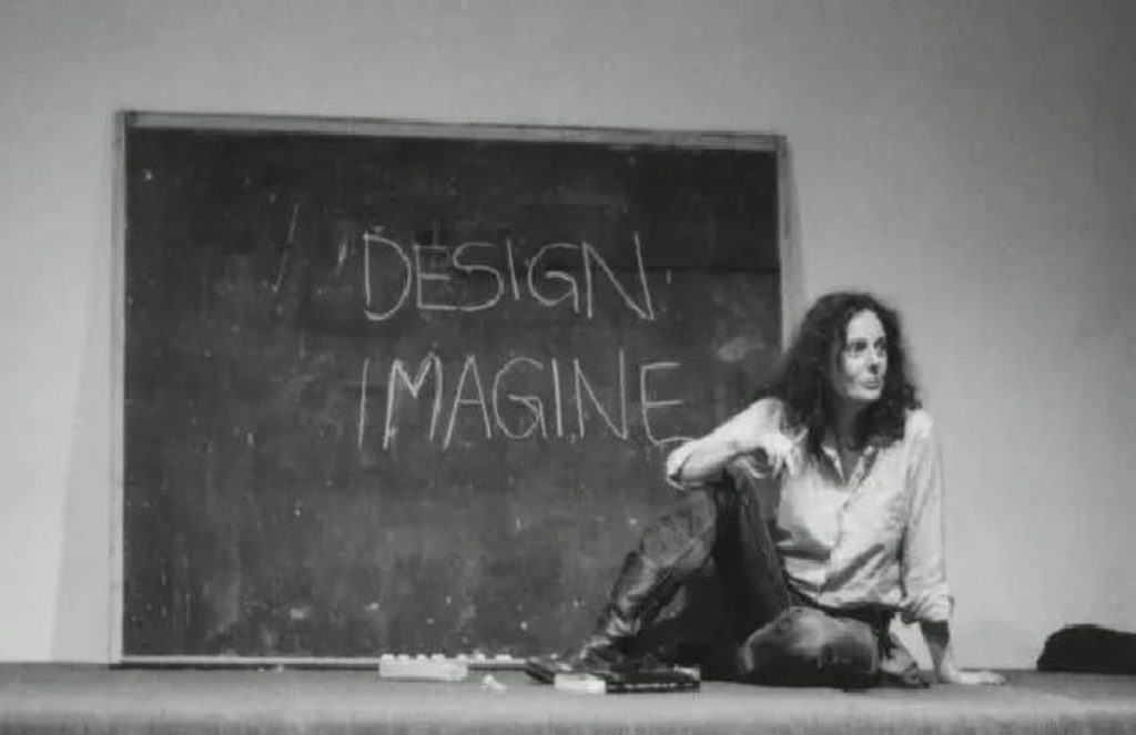 أمريكية قطعت التواصل مع النساء 28 سنة!