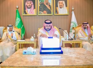 أمير جازان يتسلّم شهادة اعتماد محافظة العارضة «مدينة صحية»