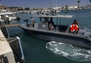 «حرس الحدود» بالمدينة المنورة ينقذ مواطنين تعطلت واسطتهما البحرية في عرض البحر