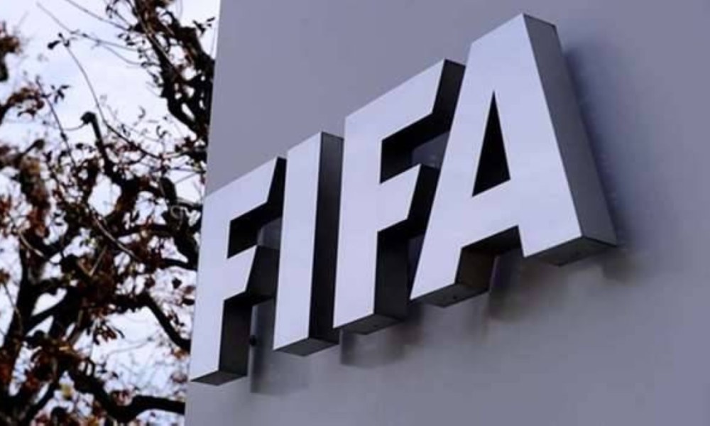 “فيفا يعتزم حظر المباريات المحلية خارج الدولة”