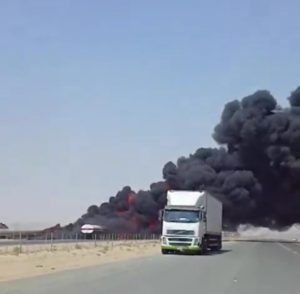 تصادم شاحنتين يغلق طريق جدة – جازان