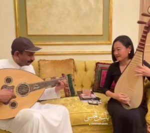 فنانة صينية تكتب بحثين عن عزف عبادي الجوهر