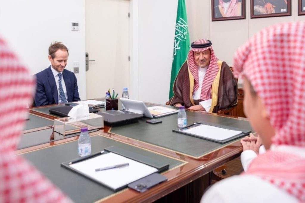 «الخريجي» يستقبل نائب الرئيس التنفيذي لمجموعة الأزمات الدولية