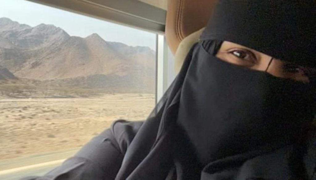 شيماء سيف تفاجئ جمهورها بظهورها بالنقاب أثناء أداء العمرة