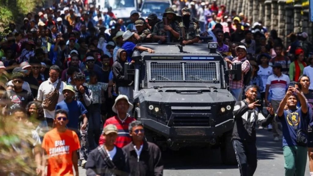 إلى أين هرب رئيس مدغشقر؟