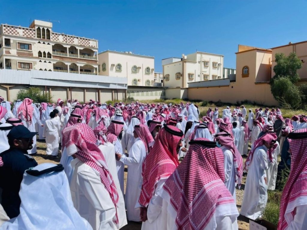 «آل منصور» يتقبلون العزاء في نائبهم مسفر