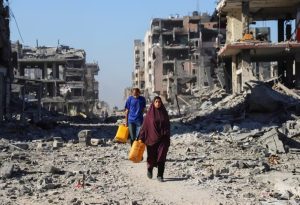 غزة بين المساعدات والتوتر.. حماس تسلم جثثاً وإسرائيل تهدد بالتصعيد