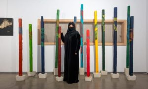 منال باحنشل تبدع في فن الرسم بالرمل في الرياض