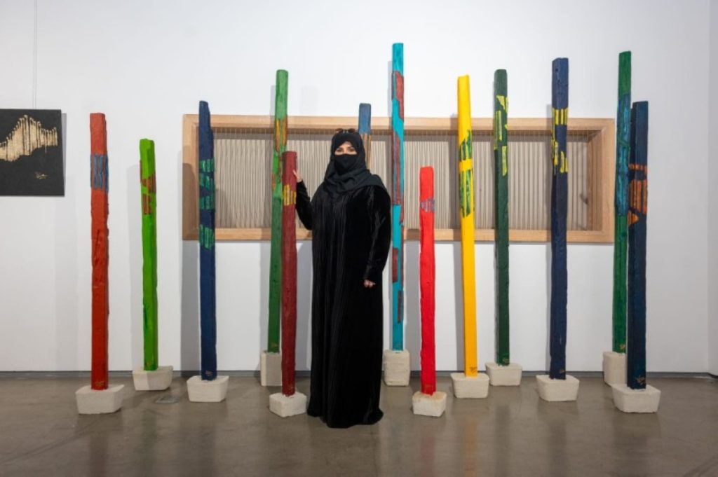 منال باحنشل ترسم ذاكرة الوطن بالرمل في الرياض