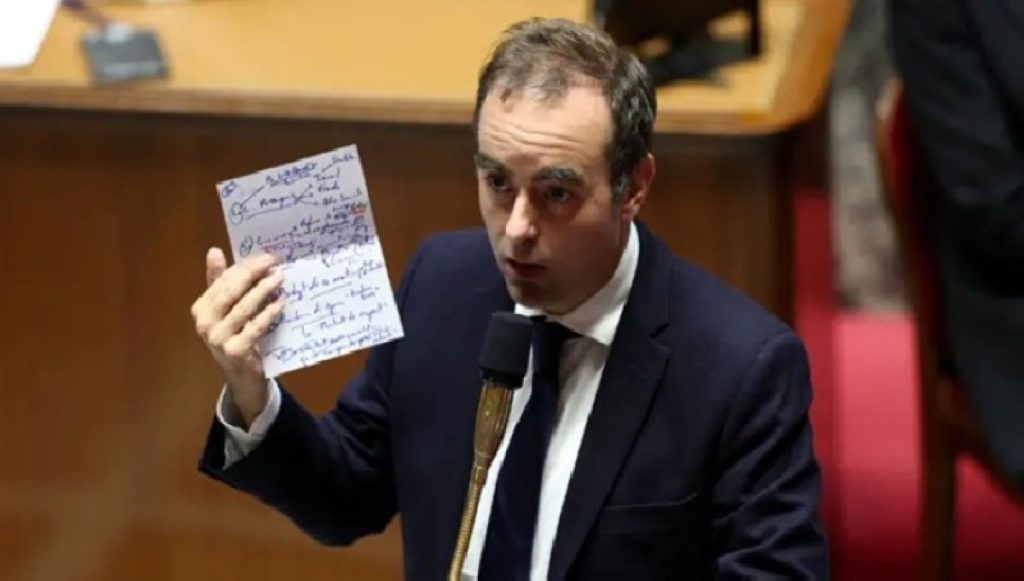 الحكومة الفرنسية تنجو بأعجوبة من سحب الثقة وسط أزمة سياسية