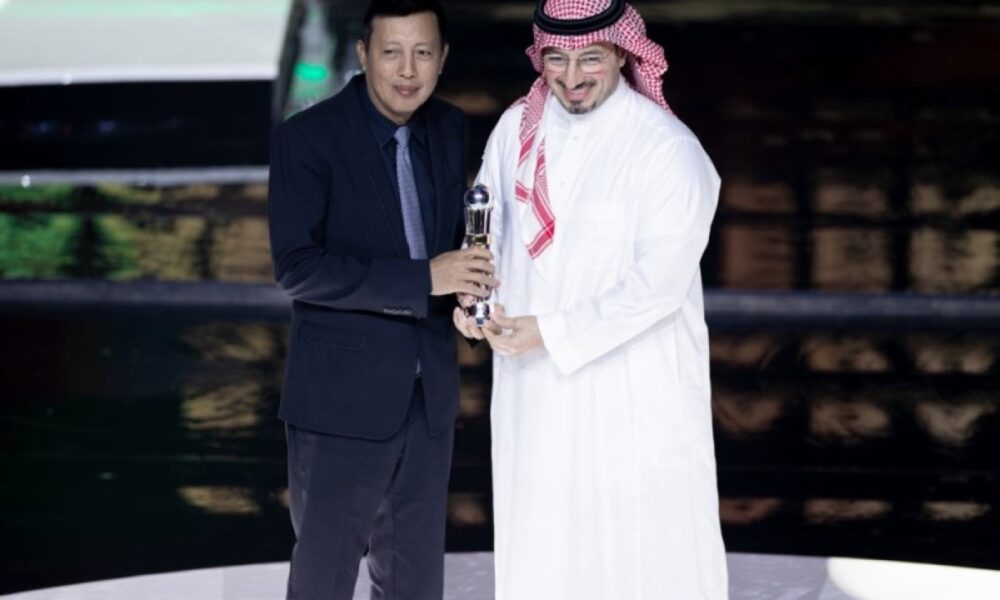 المسحل يتسلم جائزة أفضل اتحاد وطني في آسيا