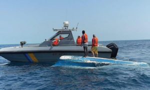 إنقاذ مقيمين بعد انقلاب واسطتهما البحرية بعسير