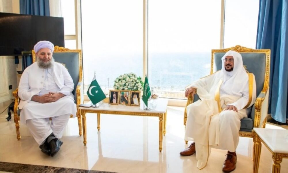 آل الشيخ يناقش تعزيز العمل الإسلامي مع سيناتور باكستاني