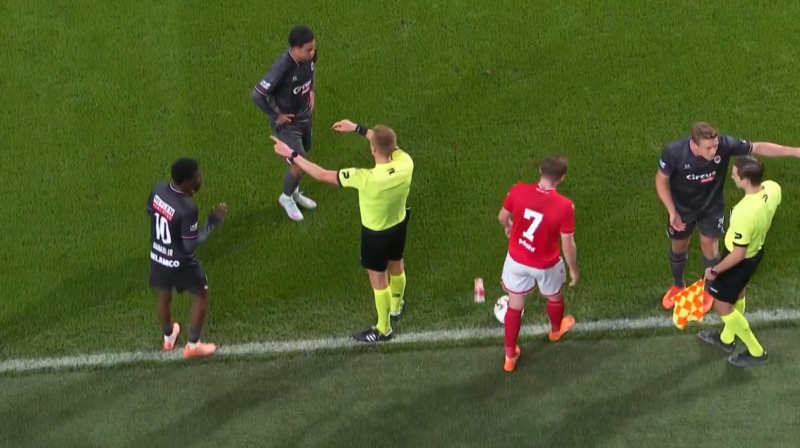 حكم ينهي مباراة الدوري البلجيكي بسبب غريب!