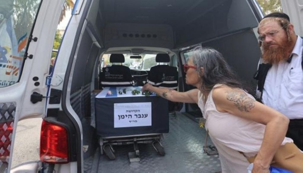 حماس تُسلم جثمان رهينة إسرائيلي للصليب الأحمر