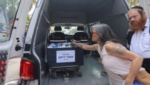 حماس تُسلم جثمان رهينة إسرائيلي للصليب الأحمر